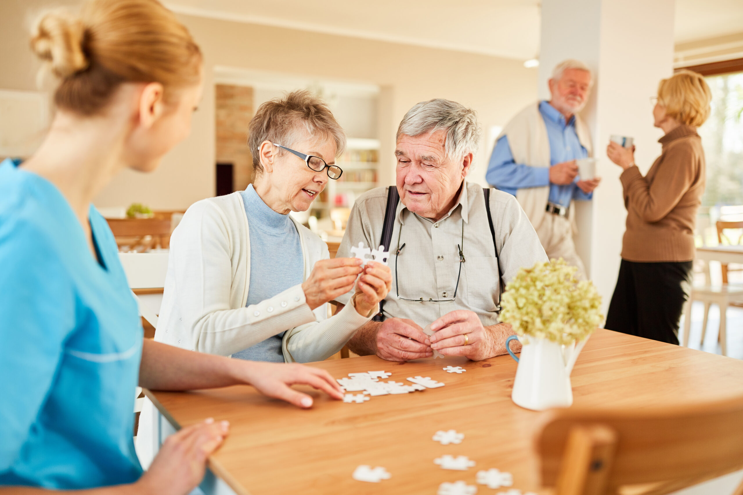 Senioren beim Puzzle spielen in der Freizeit im Altenheim oder im betreuten Wohnen