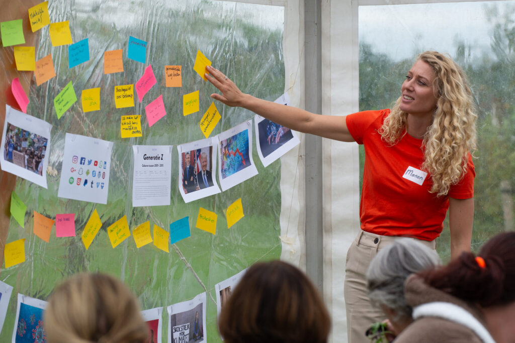 Sfeerfoto van leerfestival in 2023. Workshop gegeven door Manon over generaties. Verschillende foto's met post-its.