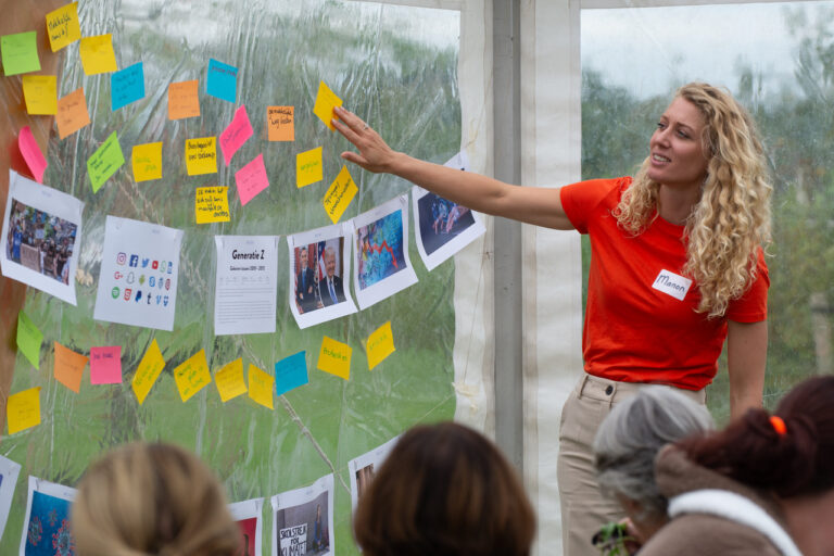 Sfeerfoto van leerfestival in 2023. Workshop gegeven door Manon over generaties. Verschillende foto's met post-its.